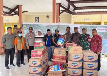 PEMBERIAN BANTUAN OLEH KEJAKSAAN NEGERI BANGKALAN KEPADA WARGA TERDAMPAK BENCANA BANJIR DI KEC. AROSBAYA DAN KEC. BLEGA