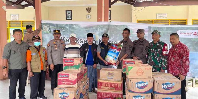 PEMBERIAN BANTUAN OLEH KEJAKSAAN NEGERI BANGKALAN KEPADA WARGA TERDAMPAK BENCANA BANJIR DI KEC. AROSBAYA DAN KEC. BLEGA