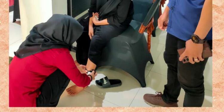 PEMASANGAN ALAT PENGAWAS ELEKTRONIK (APE) DETECTION KIT TERHADAP TERSANGKA PERKARA TIPIKOR