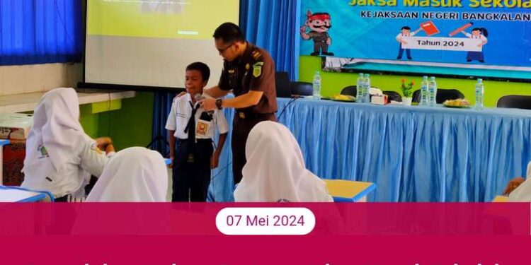 PENYULUHAN HUKUM PROGRAM JAKSA MASUK SEKOLAH (JMS) DI UPTD SMP NEGERI 2 TANAH MERAH OLEH KEJAKSAAN NEGERI BANGKALAN