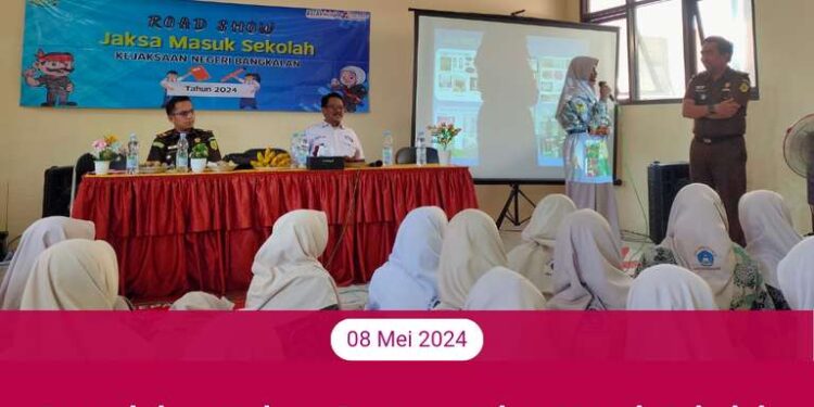 PENYULUHAN HUKUM PROGRAM JAKSA MASUK SEKOLAH (JMS) DI UPTD SMP NEGERI 1 KLAMPIS OLEH KEJAKSAAN NEGERI BANGKALAN