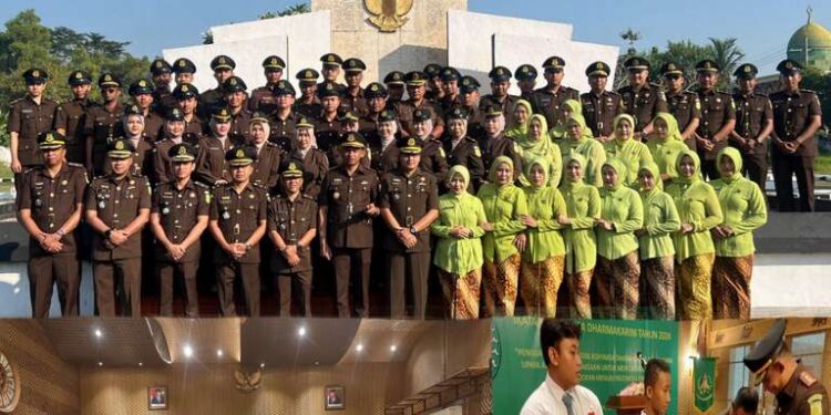 UPACARA DAN ZIARAH TAMAN MAKAM PAHLAWAN DALAM RANGKA HARI BHAKTI ADHYAKSA KE-64 DAN HARI ULANG TAHUN IKATAN ADHYAKSA DHARMAKARINI KE-24 TAHUN 2024 DI KEJAKSAAN NEGERI BANGKALAN