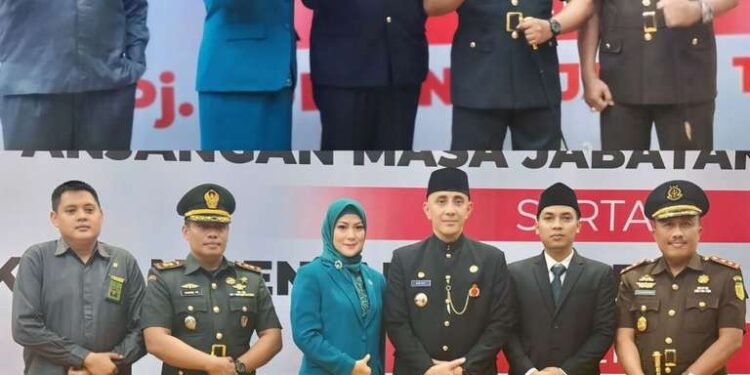 PERPANJANGAN MASA JABATAN PENJABAT BUPATI SERTA PENGUKUHAN PENJABAT SEMENTARA BUPATI/WALIKOTA OLEH PJ. GUBERNUR JAWA TIMUR
