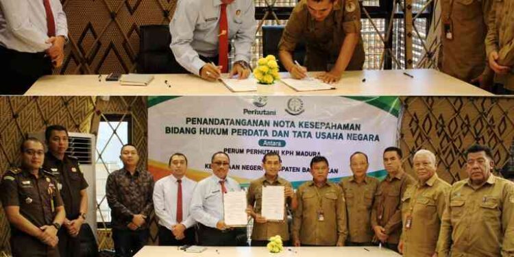 PENANDATANGANAN NOTA KESEPAHAMAN ANTARA PERUM PERHUTANI DIVISI REGIONAL JAWA TIMUR KESATUAN PEMANGKUAN HUTAN (KPH) MADURA DENGAN KEJAKSAAN NEGERI BANGKALAN TENTANG PENANGANAN PERMASALAHAN HUKUM BIDANG HUKUM PERDATA DAN TATA USAHA NEGARA