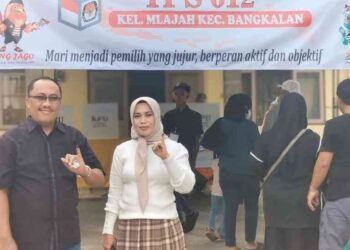 KEPALA KEJAKSAAN NEGERI BANGKALAN DAN KETUA IAD BANGKALAN MENGGUNAKAN HAK PILIH PADA PILKADA SERENTAK TAHUN 2024 DI TPS 12 MLAJAH, KABUPATEN BANGKALAN