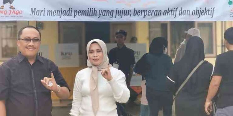 KEPALA KEJAKSAAN NEGERI BANGKALAN DAN KETUA IAD BANGKALAN MENGGUNAKAN HAK PILIH PADA PILKADA SERENTAK TAHUN 2024 DI TPS 12 MLAJAH, KABUPATEN BANGKALAN