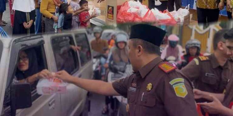 KEGIATAN BERBAGI TAKJIL GRATIS OLEH KELUARGA BESAR KEJAKSAAN NEGERI BANGKALAN