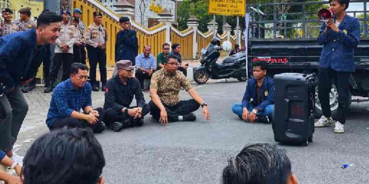 AKSI MIMBAR BEBAS BEM KM UTM DI KANTOR KEJAKSAAN NEGERI BANGKALAN