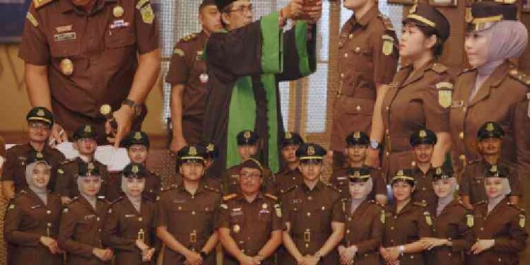 PELANTIKAN DAN PENGAMBILAN SUMPAH 19 (SEMBILAN BELAS) PEGAWAI NEGERI SIPIL PADA KEJAKSAAN NEGERI BANGKALAN TAHUN 2025