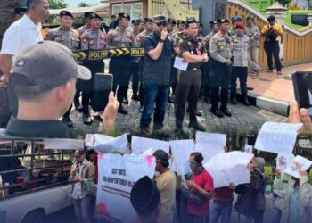 AKSI DEMONSTRASI OLEH GABUNGAN LSM PEMERHATI WBK DAN LSM GERBANG TIMUR DI KANTOR KEJAKSAAN NEGERI BANGKALAN