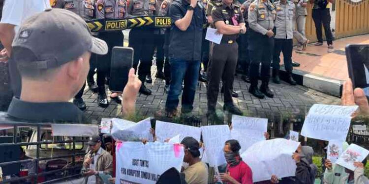 AKSI DEMONSTRASI OLEH GABUNGAN LSM PEMERHATI WBK DAN LSM GERBANG TIMUR DI KANTOR KEJAKSAAN NEGERI BANGKALAN