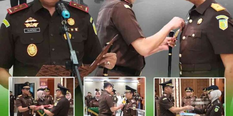 KAJATI JATIM LANTIK PEJABAT ESELON II DAN III DILINGKUNGAN KEJAKSAAN TINGGI JAWA TIMUR