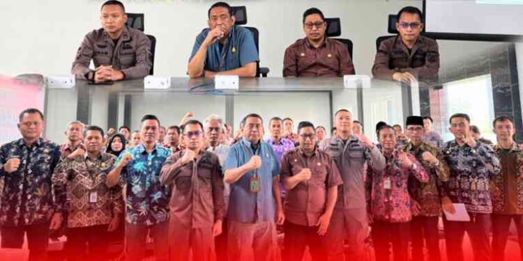 PEMBINAAN MASYARAKAT TAAT HUKUM PENERANGAN HUKUM DENGAN PESERTA PARA CAMAT DAN KEPALA SEKSI PEMBERDAYAAN MASYARAKAT DAN DESA SE-KABUPATEN BANGKALAN