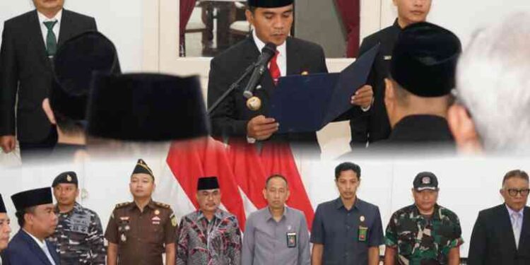 PELANTIKAN DAN PENGAMBILAN SUMPAH JABATAN BAGI PEJABAT PIMPINAN TINGGI PRATAMA DI KABUPATEN BANGKALAN