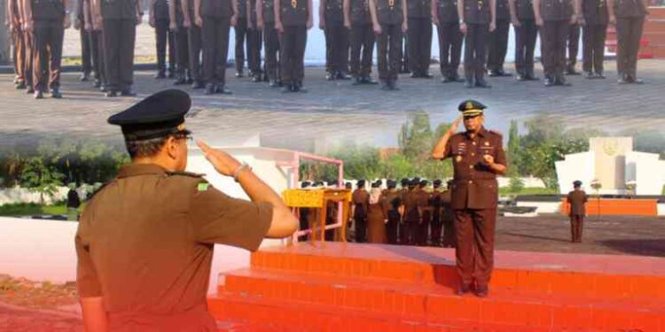 UPACARA DAN ZIARAH TAMAN MAKAM PAHLAWAN DALAM RANGKA HARI LAHIR KEJAKSAAN REPUBLIK INDONESIA KE-80 TAHUN 2025 DI KEJAKSAAN NEGERI BANGKALAN