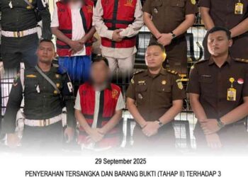 PENYERAHAN TERSANGKA DAN BARANG BUKTI (TAHAP II) TERHADAP 3 (TIGA) ORANG TERSANGKA PADA PERKARA DUGAAN TINDAK PIDANA KORUPSI DALAM PENYERTAAN MODAL BADAN USAHA MILIK DAERAH (BUMD) / PD. SUMBER DAYA KABUPATEN BANGKALAN KEPADA UD. MABRUQ RMS TAHUN ANGGARAN 2019