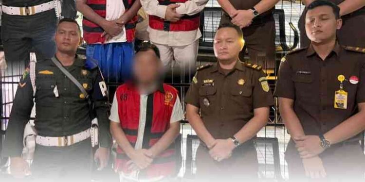 PENYERAHAN TERSANGKA DAN BARANG BUKTI (TAHAP II) TERHADAP 3 (TIGA) ORANG TERSANGKA PADA PERKARA DUGAAN TINDAK PIDANA KORUPSI DALAM PENYERTAAN MODAL BADAN USAHA MILIK DAERAH (BUMD) / PD. SUMBER DAYA KABUPATEN BANGKALAN KEPADA UD. MABRUQ RMS TAHUN ANGGARAN 2019