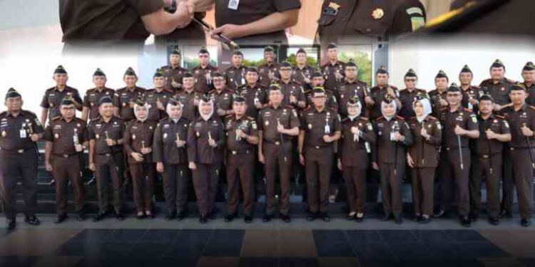 PENYERAHAN TONGKAT KOMANDO OLEH KEPALA KEJAKSAAN TINGGI JAWA TIMUR KEPADA KEPALA KEJAKSAAN NEGERI SE-JAWA TIMUR