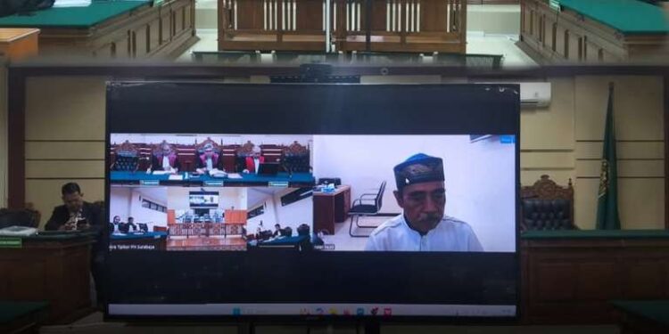 SIDANG KETIGABELAS PERKARA DUGAAN TINDAK PIDANA KORUPSI PENGADAAN TANAH UNTUK KEPENTINGAN UMUM PEMBANGUNAN KAWASAN KAKI JEMBATAN SURAMADU SISI MADURA (REST AREA/PARKIR UMUM) DI DESA SUKOLILO BARAT, KECAMATAN LABANG, KABUPATEN BANGKALAN OLEH BADAN PENGEMBANGAN WILAYAH SURAMADU (BPWS) TAHUN 2015 S.D 2017 DENGAN AGENDA PEMBACAAN SURAT TUNTUTAN